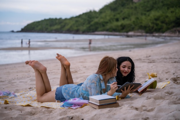 Drei Frauen LGBT-Beziehung Sommerurlaub am Strand.