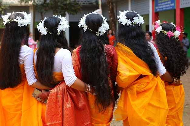 Drei Frauen mit langen Haaren stehen vor einem Gebäude mit einem Schild mit der Aufschrift "Sri Lanka".