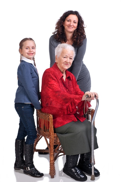 Drei Frauengenerationen auf einem weißen Hintergrund