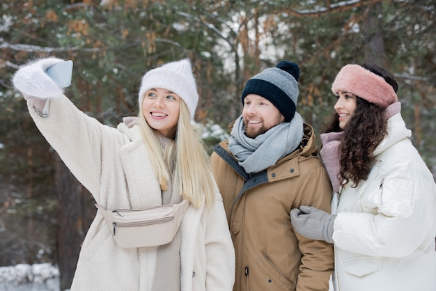 Drei Freunde, die Selfie nehmen