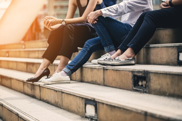 Drei Freunde sitzen entspannen auf öffentlichen Treppe Reisen Konzept