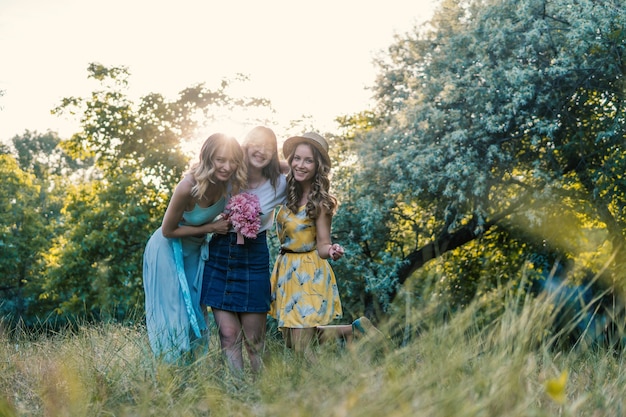 Foto drei freundinnen im freien im park oder wald. junggesellinnenparty