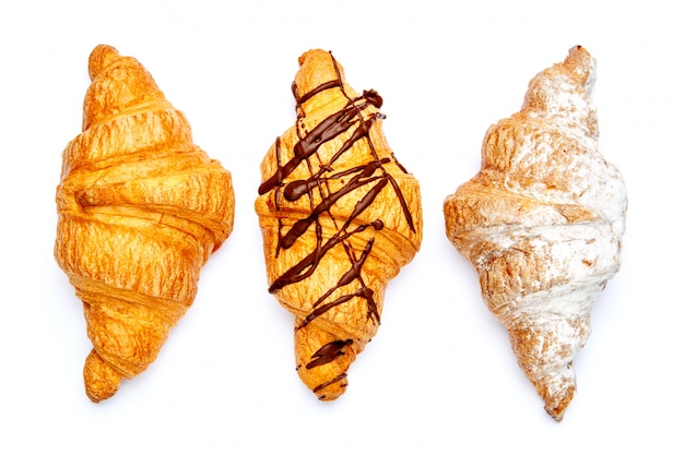 Foto drei frische croissants auf weißem hintergrund