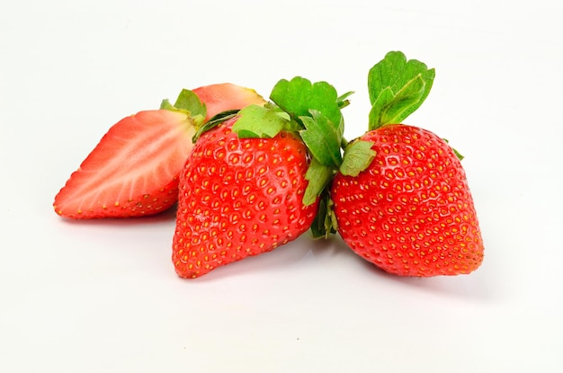 Drei frische Erdbeeren isoliert auf weißem Hintergrund