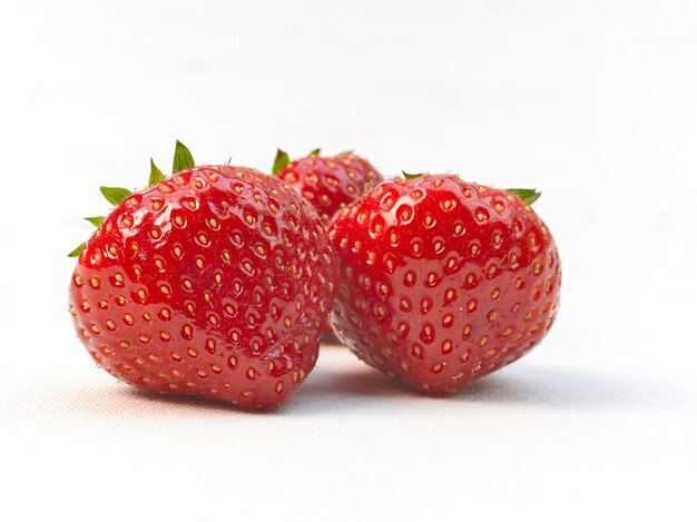 Drei frische reife rote Erdbeeren