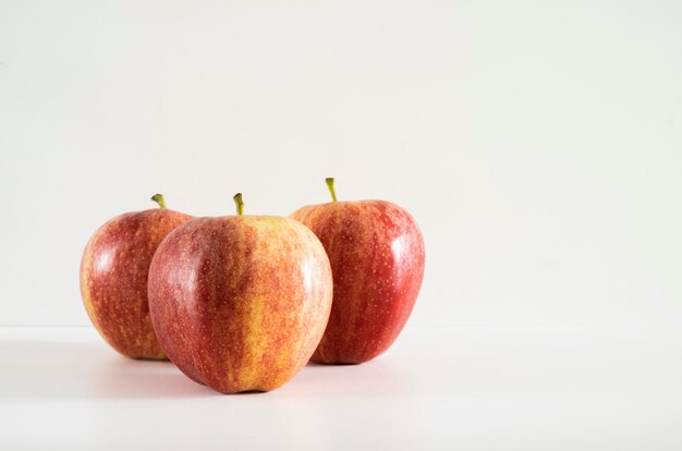 Drei frische rote Äpfel auf weißem Hintergrund