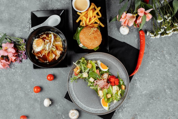 Drei-Gänge-Geschäftsessen. Mittagessen mit asiatischen asiatischen Ramen-Nudeln und Caesar-Salat.