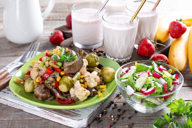 Drei-Gänge-Menü für ein nahrhaftes, gesundes Mittagessen. Drei-Gänge-Menü auf einem Tisch in einem Geschäftsessen, Essen zum Mittagessen. Komplettes Set mit drei Gerichten zum Mittagessen in einem Café