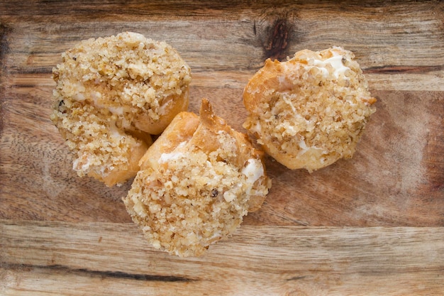 Drei gebackene süße Kuchen auf Holzhintergrund