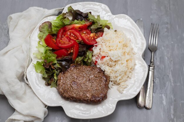 Drei gebratenes Hackfleisch mit frischem Salat auf weißer Platte