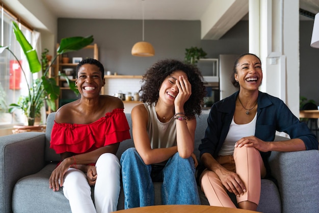 Drei gemischtrassige hispanische und schwarze Frauen, die sich zu Hause verbinden