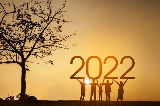 Drei Generationen der Familie halten 2022-Nummern im Park