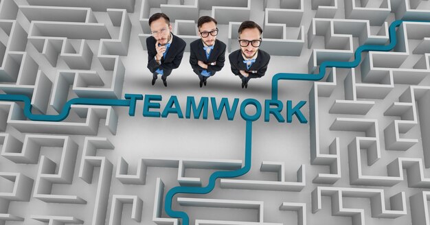 Drei Geschäftsmänner, die im Labyrinth mit Teamwork-Text stehen