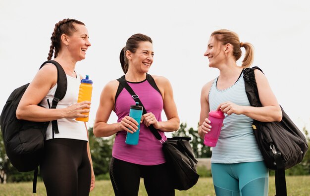 Drei gesunde fit junge Frauen stehen im Chat