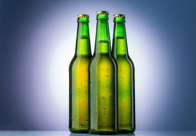 Drei grüne Bierflasche mit Tropfen