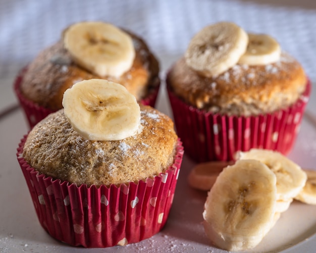 Drei hausgemachte Bananenmuffins, einfaches Kochkonzept