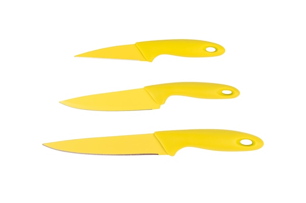 Drei helle gelbe Küchenmesser isoliert auf weißem Hintergrund Das Konzept der stilvollen Küchenzubehör