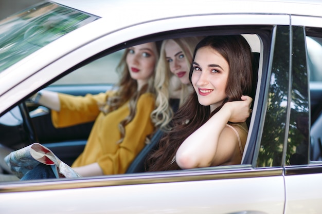 Drei junge Freundinnen, die in ein Auto reisen