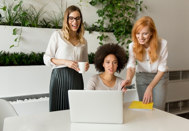 Drei junge Geschäftsfrauen im Büro