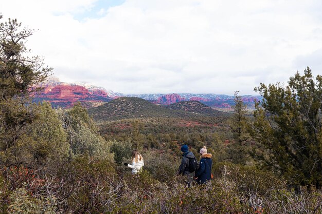 Drei junge Leute wandern durch den Red Rock State Park