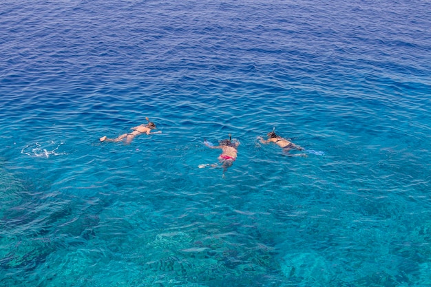 Drei junge Mädchen schnorcheln im blauen Wasser über dem Korallenriff am Roten Meer in Sharm El Sheikh Ägypten Menschen und Lifestyle-Konzept Ansicht von oben