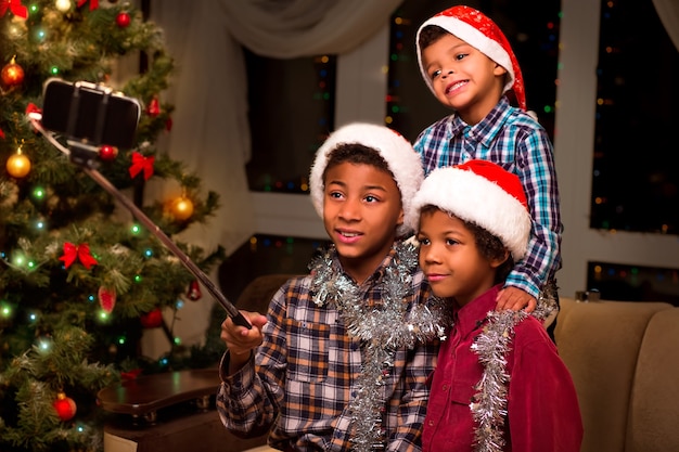 Drei Jungs machen ein Weihnachts-Selfie.