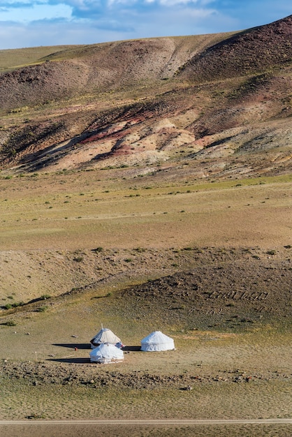 Drei Jurten nomadischer Hirten. Chui-Steppe, Kysyl-Chin-Tal. Herbst im Altai-Gebirge