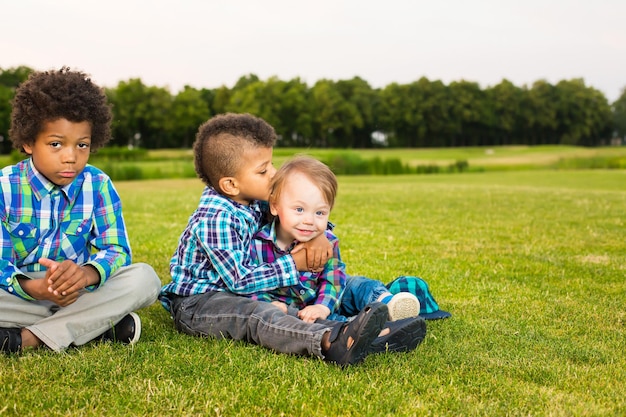 Drei Kinder spielen.