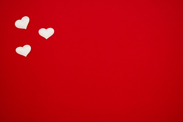 Drei kleine Herzen auf rotem Hintergrund Banner Flyer schöne Postkarte Geburtstag Hochzeit Valentinstag 8. März