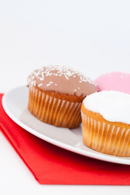 Drei kleine Kuchen auf einer weißen Platte