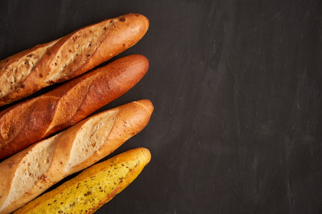 Drei knusprige französische Baguettes