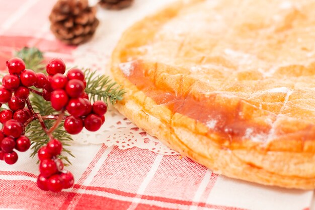 Drei Königskuchen nach französischer Art, typisch für die Weihnachtszeit.