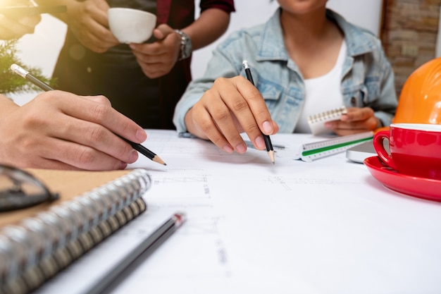 Drei Kollegen diskutieren Besprechungspersonen planen ein Projekt. Teamarbeit im Büro, warme Farben Sonne