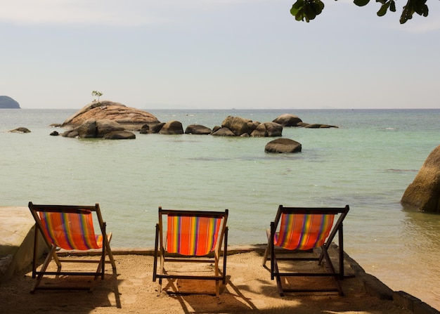 Drei leere Strandkörbe am Meer mit herrlicher Aussicht Sommerurlaub Relax Urlaubskonzept