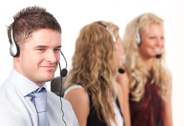 Drei Leute in einem Call-Center