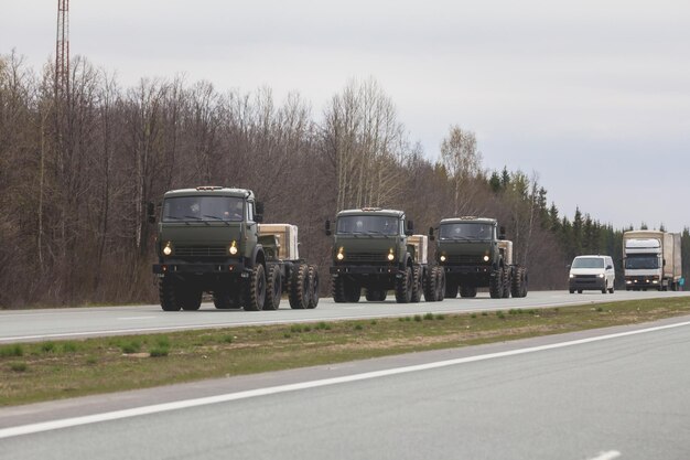 Drei Militärlastwagen auf der Straße - russische Armee, Telefoto