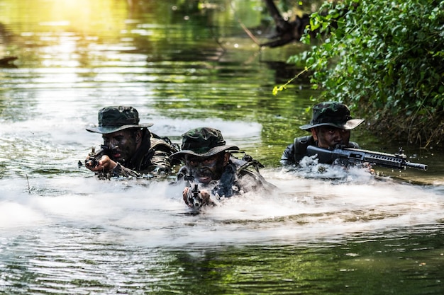 Drei Militäroffiziere stiegen aus dem Wasser, um den Feind anzugreifen