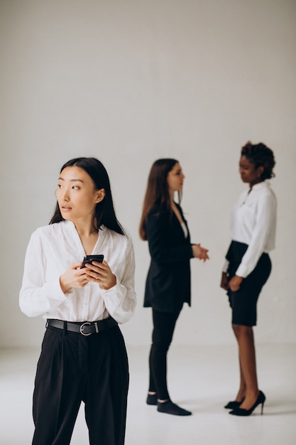 Drei multikulturelle Geschäftsfrauen arbeiten zusammen