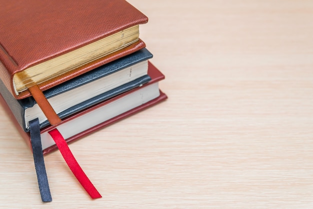 Drei Notizbücher in einem Stapel auf dem Ablagekopierplatz