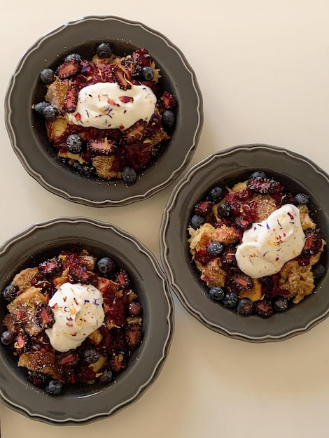 drei Pfanne mit verschiedenen Dessertsorten stehen auf einem Tisch