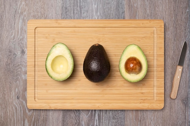 Drei reife Haas-Avocados auf Schneidebrett