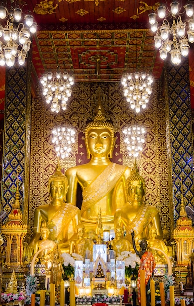 drei riesige Buddha-Statue in der Kirche