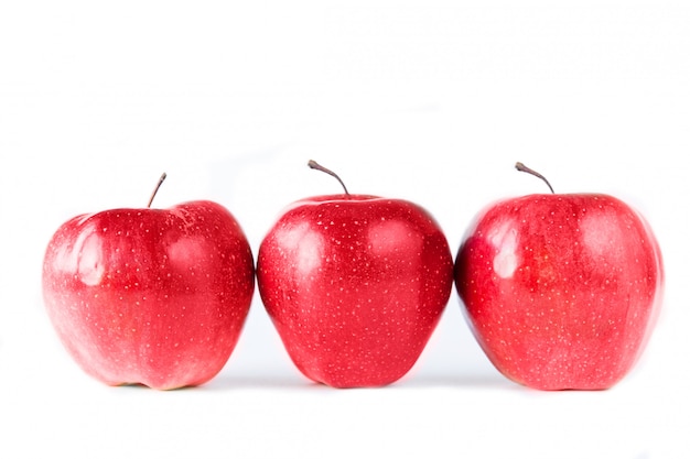 Drei rote Äpfel auf weißem Hintergrund. Isoliert auf weiß. Gesundes Essen