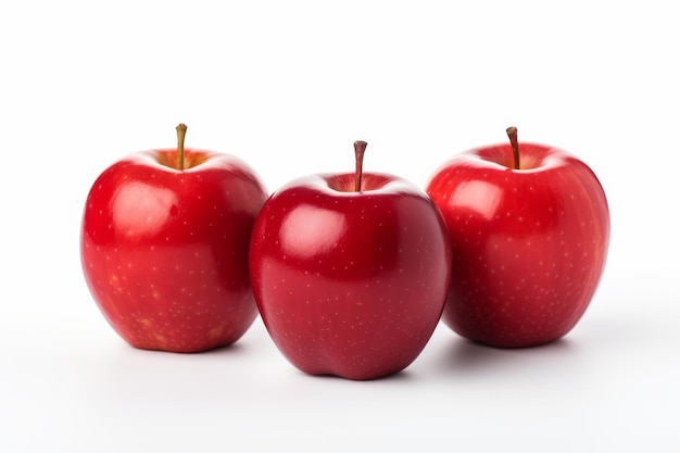 Drei rote Äpfel nebeneinander auf einer weißen oder klaren Oberfläche PNG durchsichtiger Hintergrund