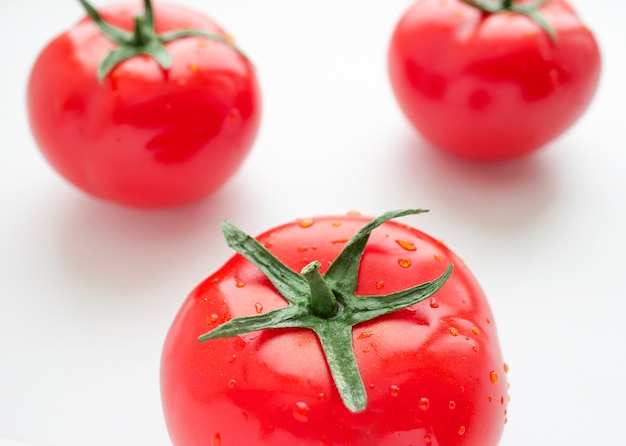 Drei rote Tomaten mit Wassertropfen