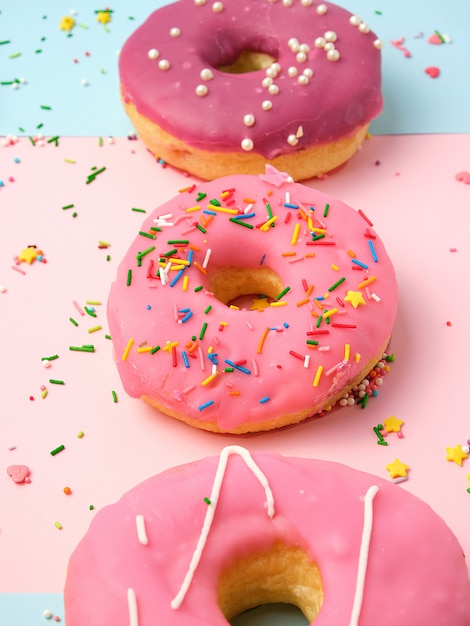 Drei runde verschiedene süße Donuts mit Streuseln