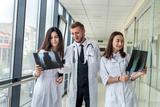 Drei Ärzte diskutieren Scanergebnisse des Röntgenbildes in der Klinik