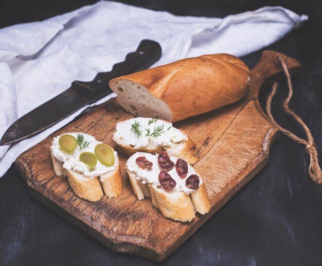 Foto drei sandwiches mit creme-käse