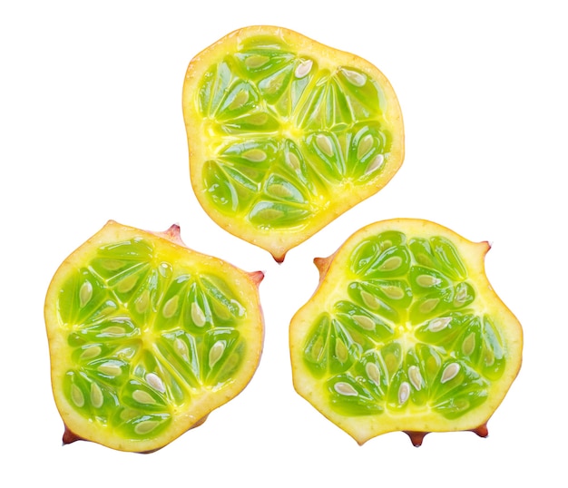 Drei Scheiben Obst Kiwano isoliert auf weißem Hintergrund