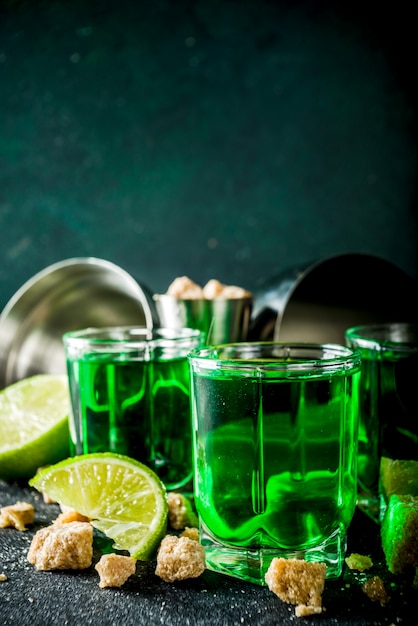 Drei Schnapsgläser mit Absinth